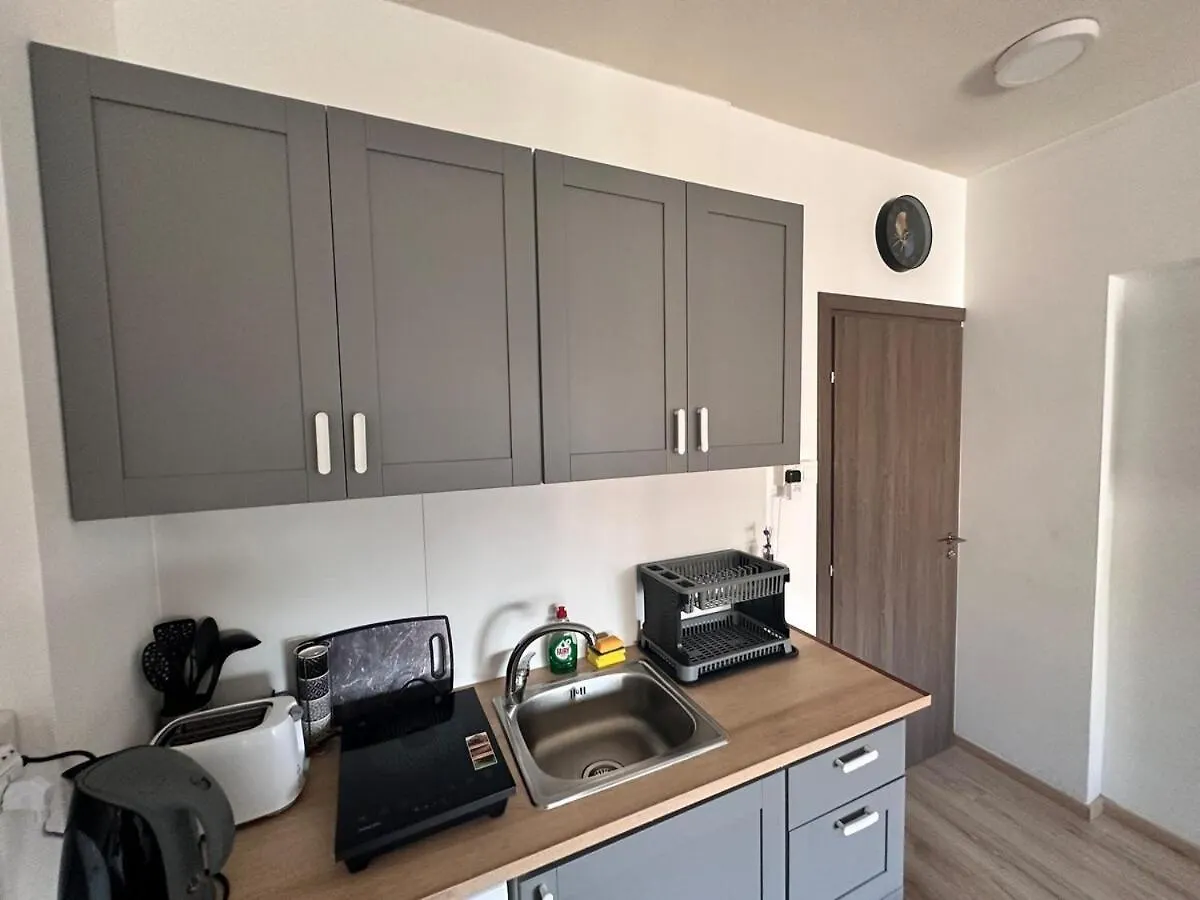 Modern Apartment Beachside Gem لارنكا