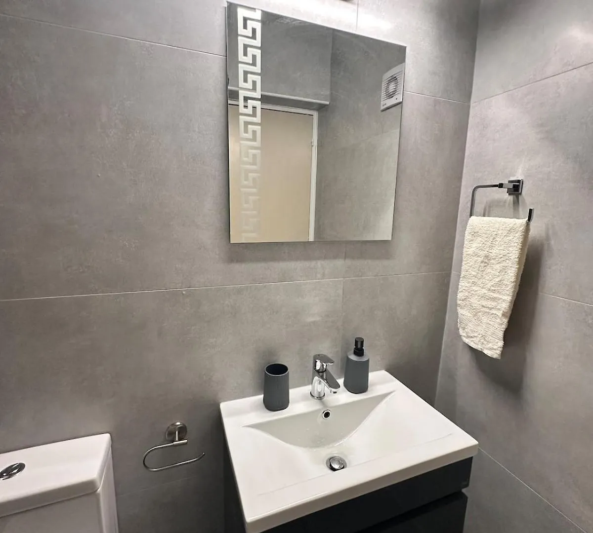 Modern Apartment Beachside Gem لارنكا