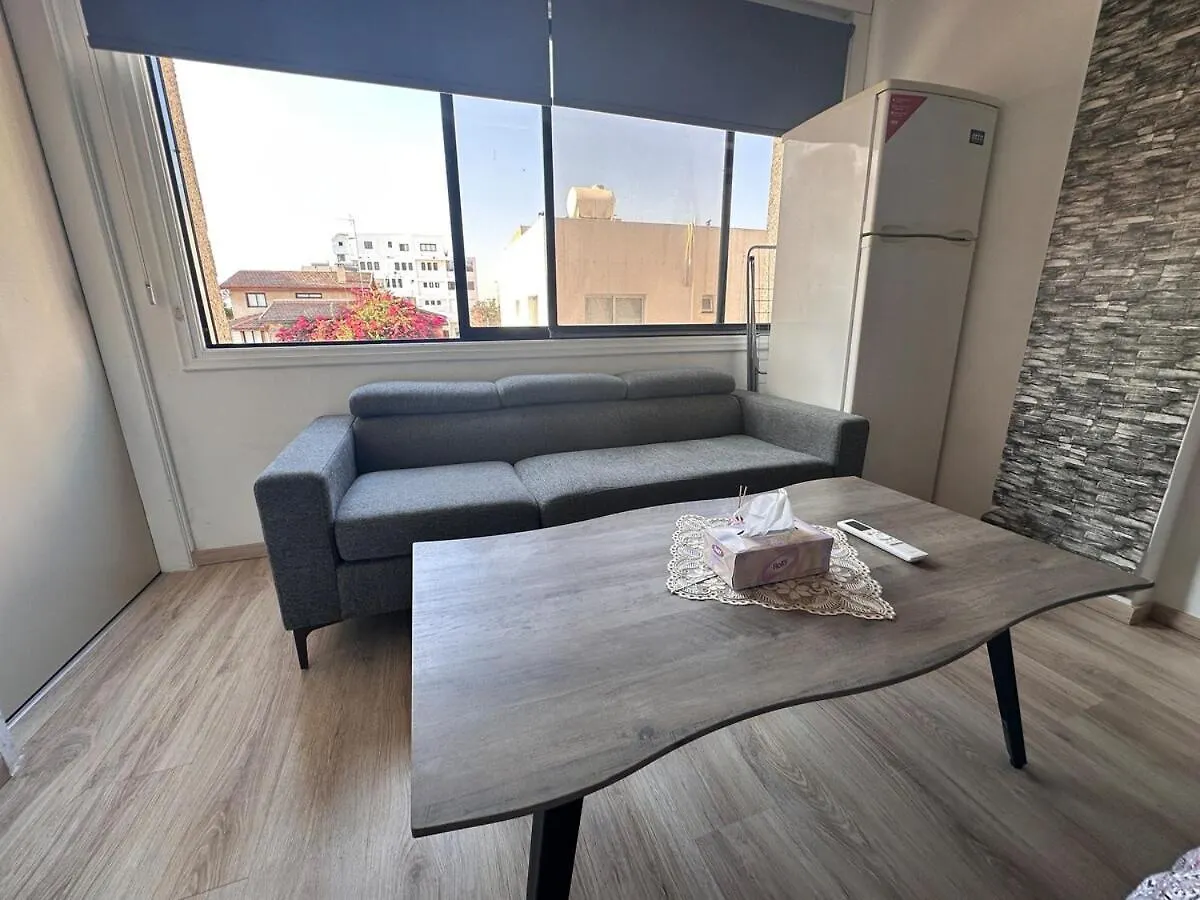 Modern Apartment Beachside Gem Larnaca Cipro