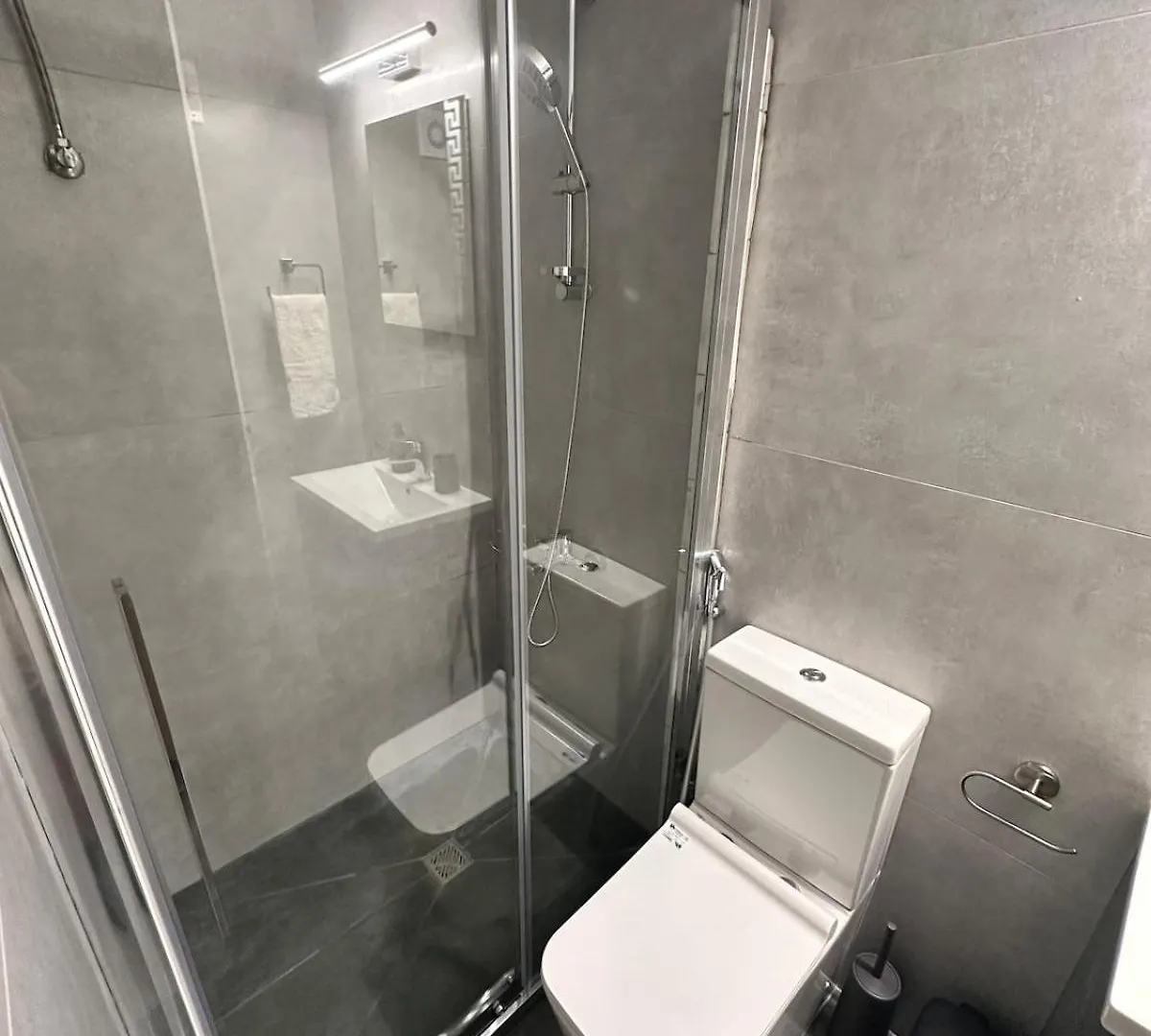Modern Apartment Beachside Gem Larnaca